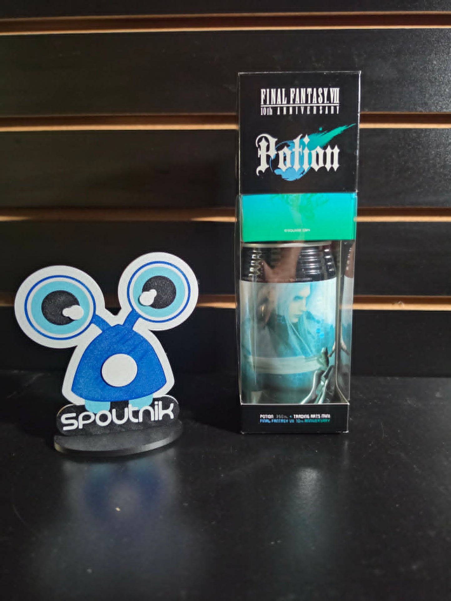 FINAL FANTASY VII 10 TH ANNIVERSARY POTION 350 ML + TRADING ARTS MINI